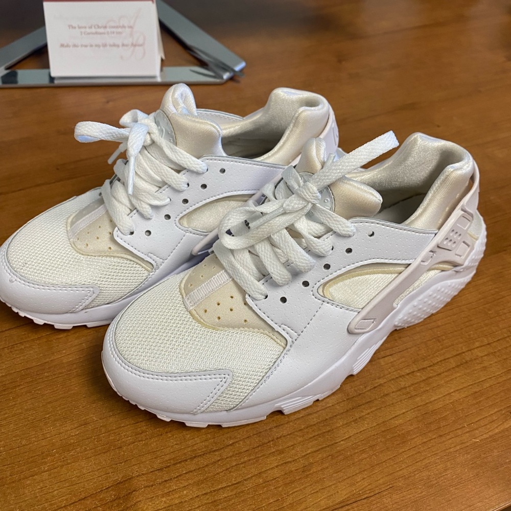 Nine haurrache run sz 5 pure platinum & white.